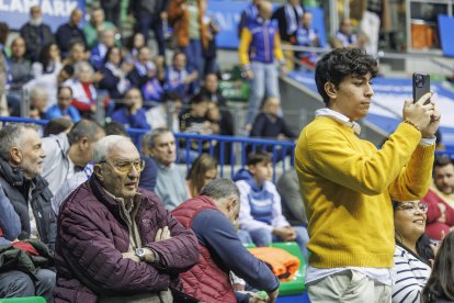 Imagen de aficionados en el partido entre el Silbö San Pablo Burgos y el Menorca.