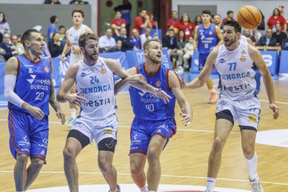 Imagen del partido entre el Silbö San Pablo Burgos y Menorca.