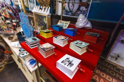 Situada en el corazón histórico de Burgos, cerca de la Catedral, en la calle Fernán González.