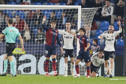 Imagen del partido entre el Levante y el Burgos CF.