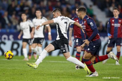 Imagen del partido entre el Levante y el Burgos CF.