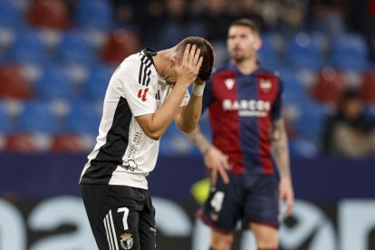 Imagen del partido entre el Levante y el Burgos CF.