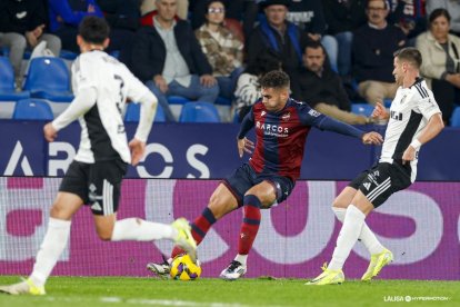 Imagen del partido entre el Levante y el Burgos CF.