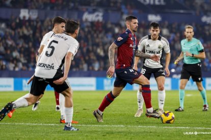 Imagen del partido entre el Levante y el Burgos CF.