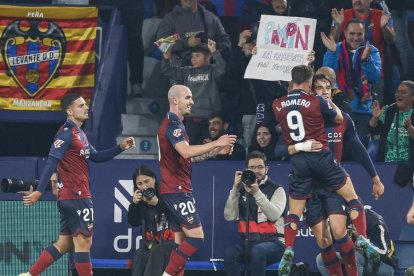 Imagen del partido entre el Levante y el Burgos CF.