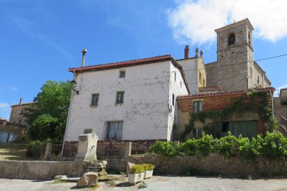 Imagen de la fuente de Berzosa con la iglesia al fondo.