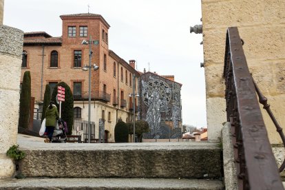 Obra de MonkeyBird, junto al Palacio de Castilfalé en la calle Fernán González.