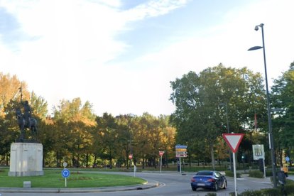 Una cámaara de tráfico y seguridad tiene visión sobre la zona donde se produjo el abandono.
