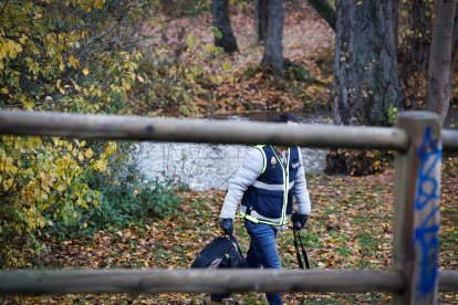 Un agente de la Científica, a orillas del río Arlanzón.