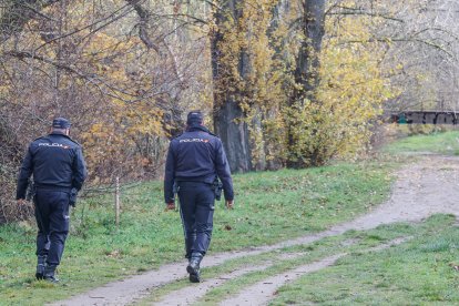 Policías nacionales de uniforme en el río Arlanzón.