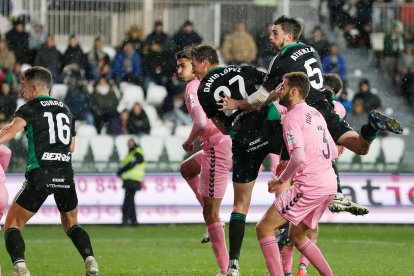 El soberbio cabezazo de David López viniendo de atrás sorprendió al portero del Eldense.