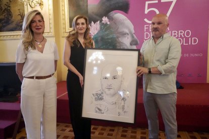 La viceconsejera de Acción Cultural, Mar Sancho, entregó el XXI Premio de la Crítica de Castilla y León al escritor vallisoletano Alejandro Cuevas.