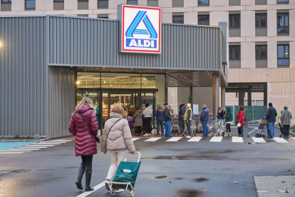 Colas durante la apertura a las 9 de la mañana del primer supermercado ALDI en Burgos.