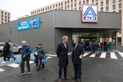 Pablo Gracia, responsable de expansión en la zona norte de ALDI, y el concejal de Comercio, César Barriada.