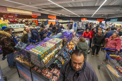Imágenes de la primera apertura de ALDI en Burgos.
