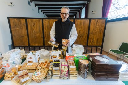 Fray Jose Luis junto al mostrador que reúne distintas variedades de dulces monacales llegados de toda España.