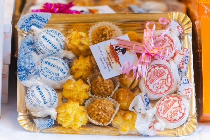 Bandeja con un surtido de dulces navideños.