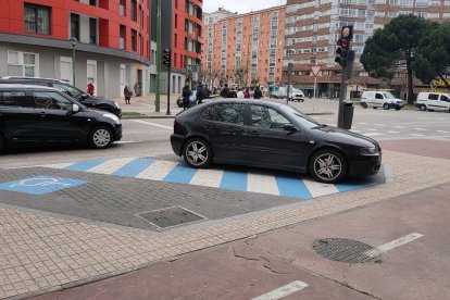 Plazas de aparcamiento reservadas para movilidad reducida que han sido reformadas y cumplen con la normativa.