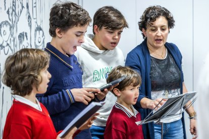 El equipo de directores son profesores atentos.
