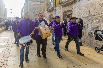 Los músicos recorrieron las calles del centro de la capital, seguidos de un gran gigante que trajo la delegación francesa hasta Burgos.