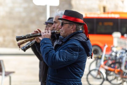 Los músicos recorrieron las calles del centro de la capital, seguidos de un gran gigante que trajo la delegación francesa hasta Burgos.
