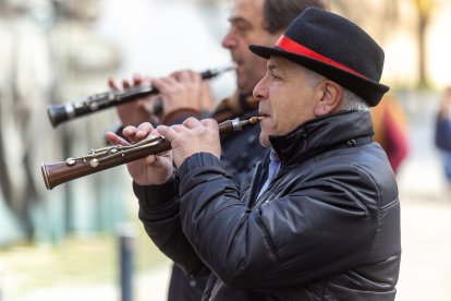 Los músicos recorrieron las calles del centro de la capital, seguidos de un gran gigante que trajo la delegación francesa hasta Burgos.