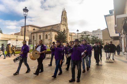 Los músicos recorrieron las calles del centro de la capital, seguidos de un gran gigante que trajo la delegación francesa hasta Burgos.