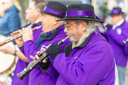 Los músicos recorrieron las calles del centro de la capital, seguidos de un gran gigante que trajo la delegación francesa hasta Burgos.
