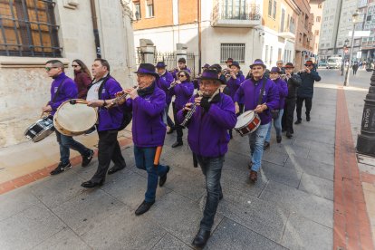 Los músicos recorrieron las calles del centro de la capital, seguidos de un gran gigante que trajo la delegación francesa hasta Burgos.