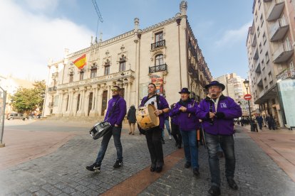 Los músicos recorrieron las calles del centro de la capital, seguidos de un gran gigante que trajo la delegación francesa hasta Burgos.