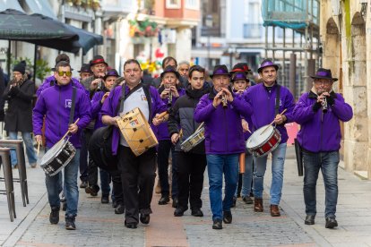 Los músicos recorrieron las calles del centro de la capital, seguidos de un gran gigante que trajo la delegación francesa hasta Burgos.
