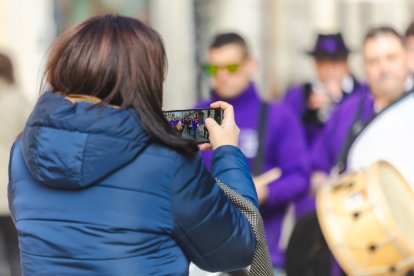 Los músicos recorrieron las calles del centro de la capital, seguidos de un gran gigante que trajo la delegación francesa hasta Burgos.