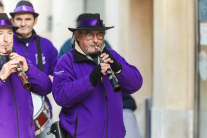 Los músicos recorrieron las calles del centro de la capital, seguidos de un gran gigante que trajo la delegación francesa hasta Burgos.