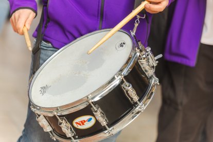 Los músicos recorrieron las calles del centro de la capital, seguidos de un gran gigante que trajo la delegación francesa hasta Burgos.