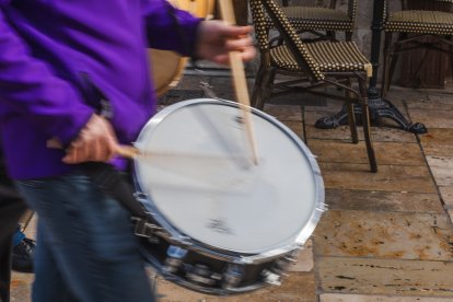 Los músicos recorrieron las calles del centro de la capital, seguidos de un gran gigante que trajo la delegación francesa hasta Burgos.