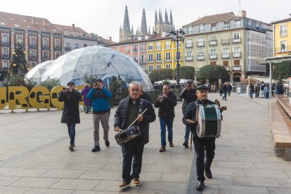 Los músicos recorrieron las calles del centro de la capital, seguidos de un gran gigante que trajo la delegación francesa hasta Burgos.