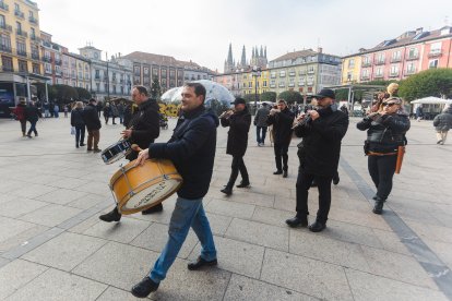 Los músicos recorrieron las calles del centro de la capital, seguidos de un gran gigante que trajo la delegación francesa hasta Burgos.
