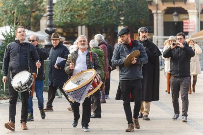 Los músicos recorrieron las calles del centro de la capital, seguidos de un gran gigante que trajo la delegación francesa hasta Burgos.