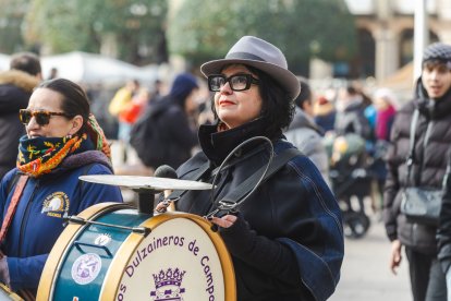 Los músicos recorrieron las calles del centro de la capital, seguidos de un gran gigante que trajo la delegación francesa hasta Burgos.