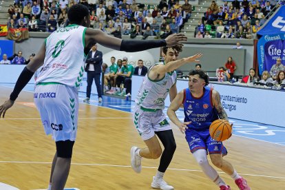 Imagen del partido entre el Silbö San Pablo Burgos y Amics Castelló.