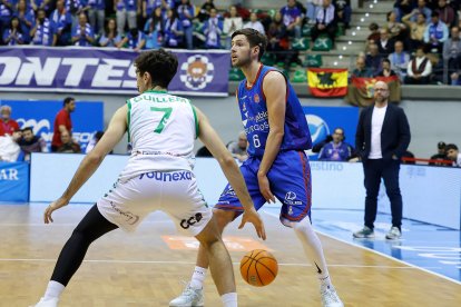 Imagen del partido entre el Silbö San Pablo Burgos y Amics Castelló.