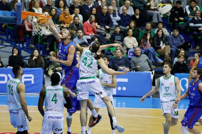 Imagen del partido entre el Silbö San Pablo Burgos y Amics Castelló.