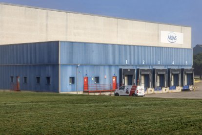 Exterior de la planta de Arias y Quesos Angulo, ubicada en el polígono de Villalonquéjar.