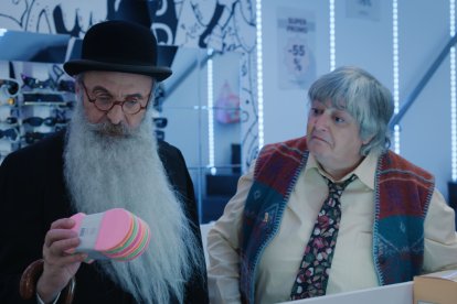 Valle Inclán y Gloria Fuertes encuentran una oferta de calcetines en su visita a la Tierra.