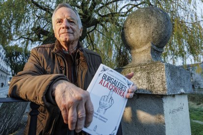 Ortega Barriuso y su última obra literaria, 'Burgaleses a la contra'.