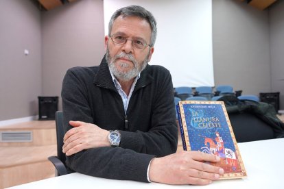 José Antonio Abella, en 2019, con la primera edición de la novela.