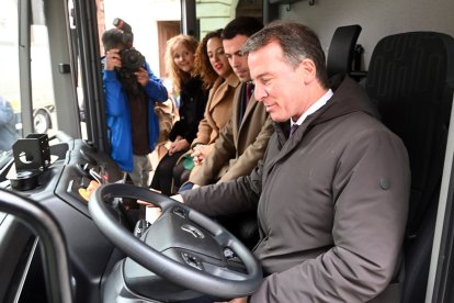 Borja Suárez contempla el interior de los camiones.