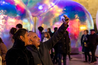 Las grandes esferas cambian de color y son idóneas para un selfie.