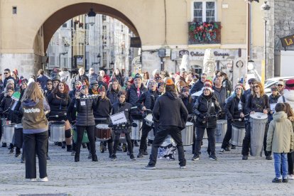 Batubulán Batucada, respaldando a Huerteco.