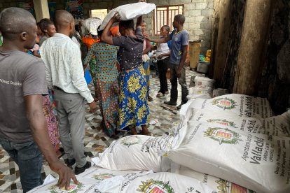 Entrega de 20.000 sacos de harina financiada con ayudas del Ayuntamiento de Valladolid y de la Junta de Castilla y León. Esperan que se apruebe una ayuda similar en el Ayuntamiento de Burgos.